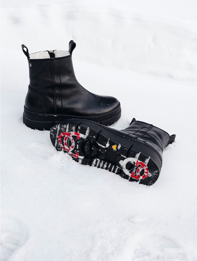 https://www.canadasnow.com/pub_docs/files/cs_676x896_01_shoes_new.jpg