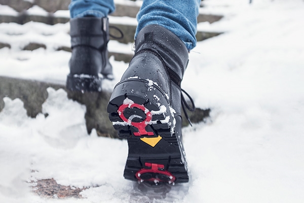 Shoppa kängor och boots med broddar och antihalk från Canada Snow